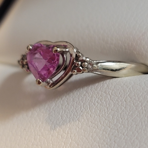 Heart-Shaped Pink Sapphire White Gold Ring - Picture 6 of 9